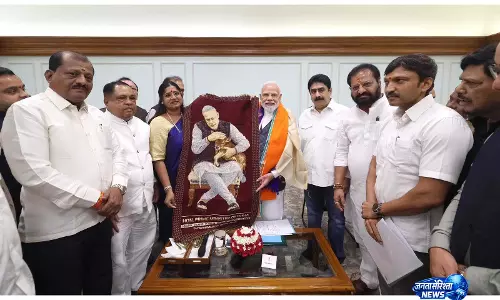 राष्ट्रीय हथकरघा दिवस पर PM मोदी को शिवसेना सांसद ज्योति वाघमारे ने भेंट की सोलापुरी धवल राष्ट्रीय हथकरघा दिवस पर PM मोदी को शिवसेना सांसद ज्योति वाघमारे ने भेंट की सोलापुरी धवल