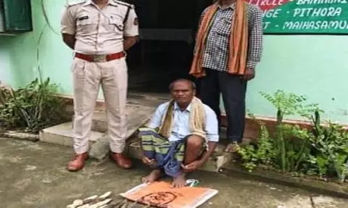 आरक्षित वन क्षेत्र से अवैध करील संग्रह करते युवक पकड़ा, वन विभाग ने की कार्रवाई आरक्षित वन क्षेत्र से अवैध करील संग्रह करते युवक पकड़ा, वन विभाग ने की कार्रवाई