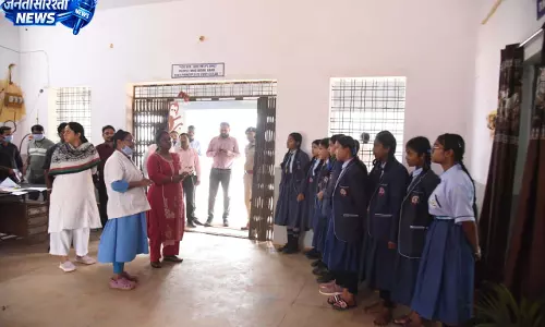 कलेक्टर ने धनोरा में एचपीवी वैक्सीनेशन कैंप का किया निरीक्षण कलेक्टर ने धनोरा में एचपीवी वैक्सीनेशन कैंप का किया निरीक्षण