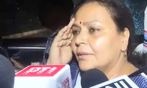 अभ्यर्थियों के प्रदर्शन में मंत्री दीपिका पांडे सिंह ने समाधान का दिया भरोसा
