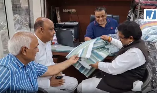 राष्ट्रीय हथकरघा दिवस पर पीएम मोदी की अपील से हैंडलूम कारोबारियों में उत्साह राष्ट्रीय हथकरघा दिवस पर पीएम मोदी की अपील से हैंडलूम कारोबारियों में उत्साह