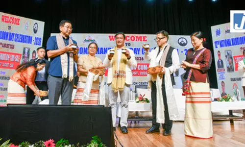 मुख्यमंत्री ने 32,000 बुनकरों को सहयोग देने वाले हथकरघा क्षेत्र पर प्रकाश डाला मुख्यमंत्री ने 32,000 बुनकरों को सहयोग देने वाले हथकरघा क्षेत्र पर प्रकाश डाला