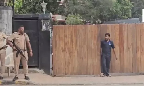 सलमान खान के गैलेक्सी अपार्टमेंट के बाहर ड्यूटी पर तैनात कांस्टेबल गणेश की मौत सलमान खान के गैलेक्सी अपार्टमेंट के बाहर ड्यूटी पर तैनात कांस्टेबल गणेश की मौत