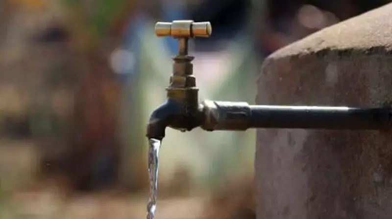 Andhra: विजाग अपार्टमेंट निवासी, मलिन बस्तियाँ गंभीर जल संकट का सामना कर रही हैं Andhra: विजाग अपार्टमेंट निवासी, मलिन बस्तियाँ गंभीर जल संकट का सामना कर रही हैं