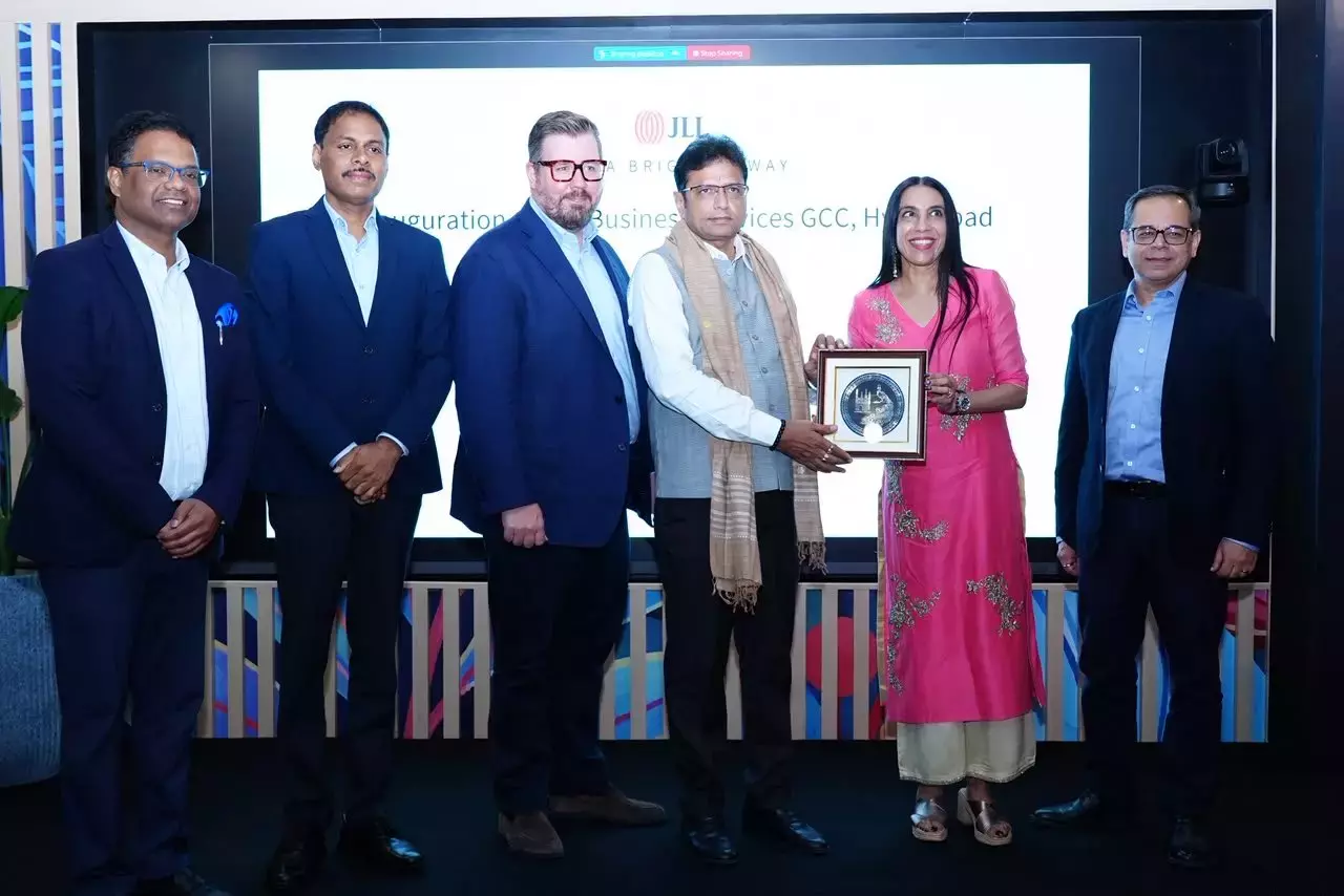 JLL ने हैदराबाद में 1.2 लाख वर्ग फुट का जीसीसी खोला; तेलंगाना ने 20 महीनों में 150 जीसीसी, 1.5 लाख नौकरियां दर्ज कीं JLL ने हैदराबाद में 1.2 लाख वर्ग फुट का जीसीसी खोला; तेलंगाना ने 20 महीनों में 150 जीसीसी, 1.5 लाख नौकरियां दर्ज कीं