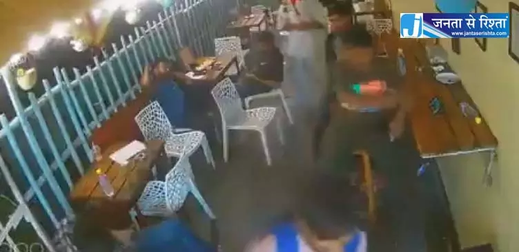 कैफे में युवक को अधमरा होने तक दबंग ने पीटा, वीडियो वायरल कैफे में युवक को अधमरा होने तक दबंग ने पीटा, वीडियो वायरल