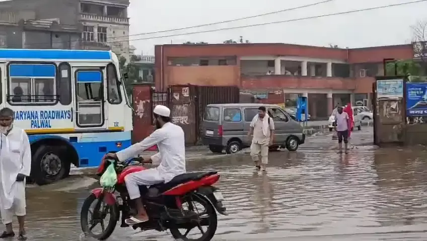 Nuh: भारी बारिश से नूंह शहर पानी-पानी, प्रशासन की बढ़ी मुश्किलें Nuh: भारी बारिश से नूंह शहर पानी-पानी, प्रशासन की बढ़ी मुश्किलें