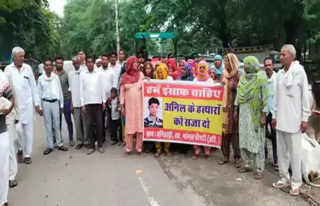 Narnail: हत्या का मामला दर्ज करने की मांग को लेकर ग्रामीण सड़क पर उतरे