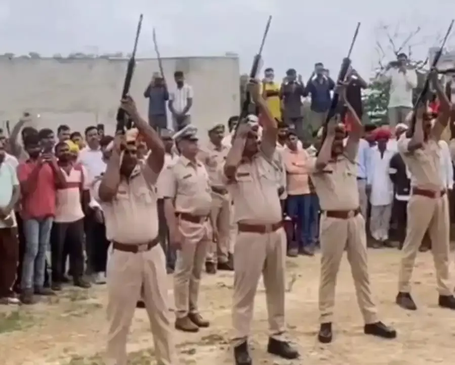 Bhilwara: थाना प्रभारी के सम्मान में पुलिस लाइन में आयोजित हुआ अंतिम संस्कार कार्यक्रम Bhilwara: थाना प्रभारी के सम्मान में पुलिस लाइन में आयोजित हुआ अंतिम संस्कार कार्यक्रम