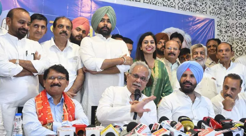 पंजाब कांग्रेस कार्यक्रम में गुटबाजी के संकेत, समर्थकों के बीच नारेबाजी से बढ़ा विवाद पंजाब कांग्रेस कार्यक्रम में गुटबाजी के संकेत, समर्थकों के बीच नारेबाजी से बढ़ा विवाद