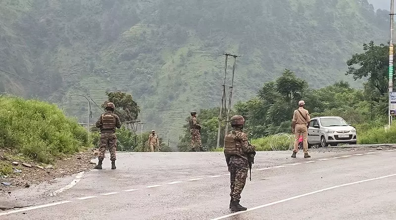 रामबन में सुरक्षा चौकी से SUV भागी, पुलिस ने चलाई गोली; जांच जारी रामबन में सुरक्षा चौकी से SUV भागी, पुलिस ने चलाई गोली; जांच जारी