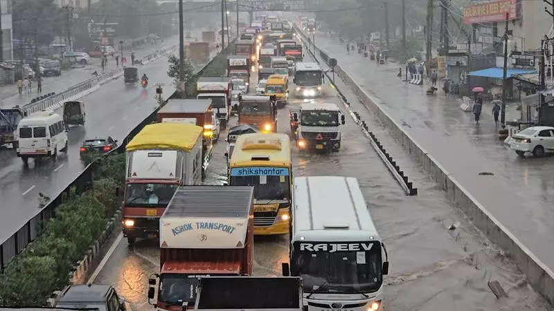 भारी बारिश के बीच गुरुग्राम ने संभाले हालात, MCG कमिश्नर प्रदीप दहिया का हुआ तबादला भारी बारिश के बीच गुरुग्राम ने संभाले हालात, MCG कमिश्नर प्रदीप दहिया का हुआ तबादला