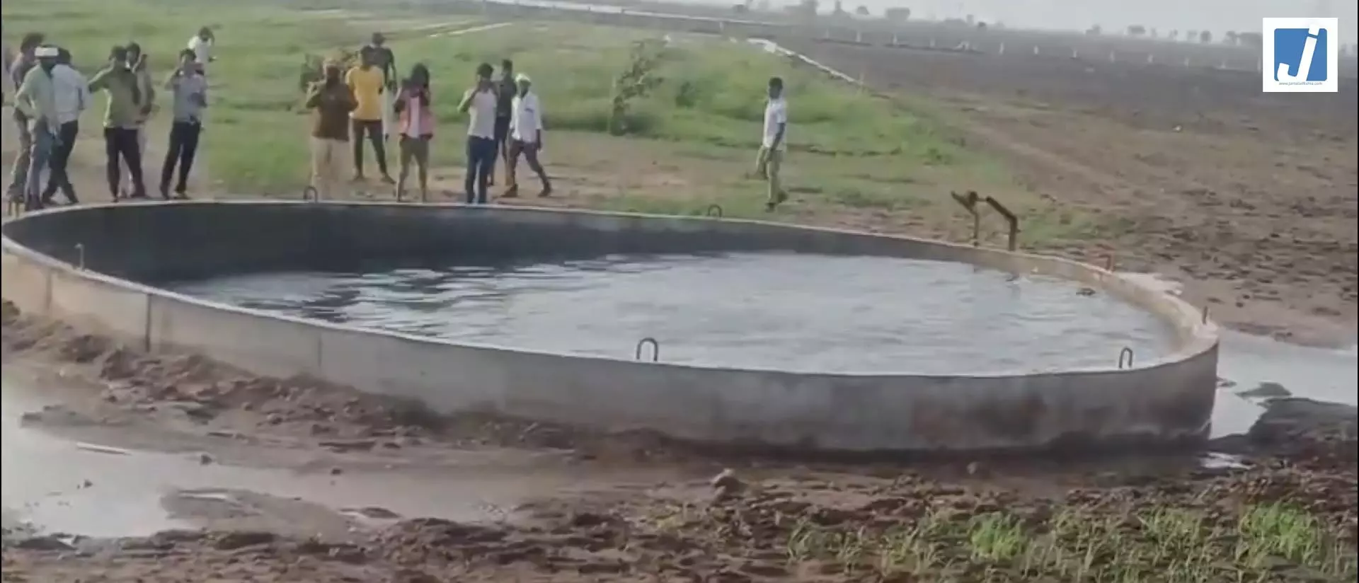 रहस्यमयी कुआं...पानी में अपने-आप हो रही हलचल, देखने उमड़ी भारी भीड़ रहस्यमयी कुआं...पानी में अपने-आप हो रही हलचल, देखने उमड़ी भारी भीड़