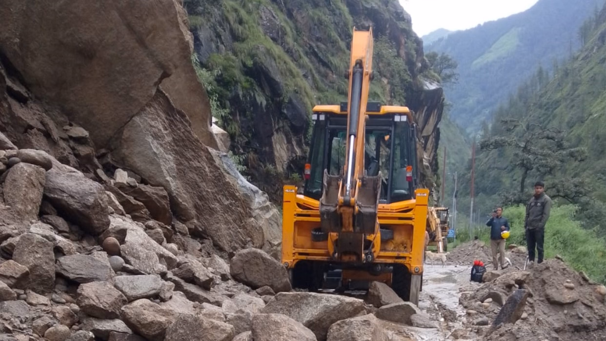 Uttarkashi: बारिश और भूस्खलन से बढ़ी मुश्किलें, 15 सड़कें बाधित Uttarkashi: बारिश और भूस्खलन से बढ़ी मुश्किलें, 15 सड़कें बाधित