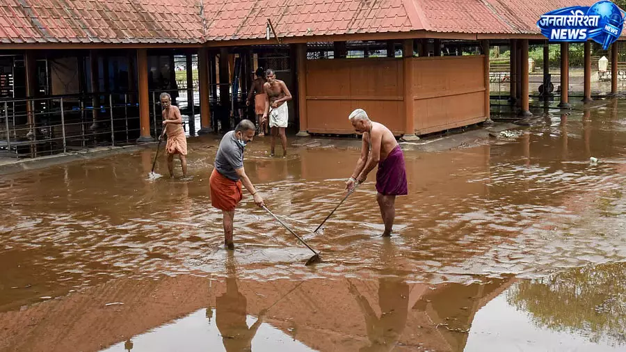केरल में भारी बारिश का कहर, सात जिलों में रेड अलर्ट; कई जगह स्कूल-कॉलेज बंद केरल में भारी बारिश का कहर, सात जिलों में रेड अलर्ट; कई जगह स्कूल-कॉलेज बंद