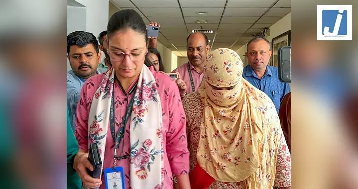 CBI चार्जशीट में दावा: निगरानी की कमी बनी NEET पेपर लीक की वजह, विशेषज्ञों की जांच और तलाशी नहीं हुई CBI चार्जशीट में दावा: निगरानी की कमी बनी NEET पेपर लीक की वजह, विशेषज्ञों की जांच और तलाशी नहीं हुई