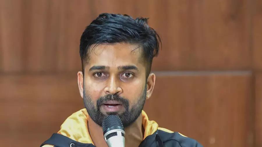 KSCA ने तेज गेंदबाजों की तैयारी को लेकर की अहम बैठक KSCA ने तेज गेंदबाजों की तैयारी को लेकर की अहम बैठक