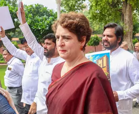 सरकार छात्रों की आवाज दबा रही है, गृहमंत्री संसद में जवाब देने से बच रहे: प्रियंका गांधी सरकार छात्रों की आवाज दबा रही है, गृहमंत्री संसद में जवाब देने से बच रहे: प्रियंका गांधी