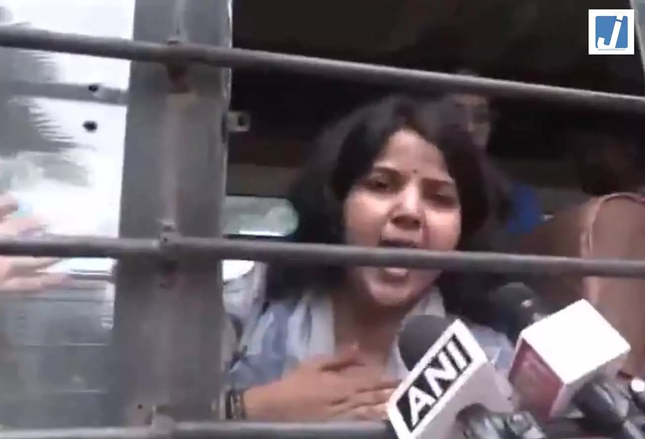 'मैं कांग्रेस पार्टी को श्राप देती हूं'...राहुल गांधी के आवास के बाहर विरोध प्रदर्शन कर रहे साधुओं समेत कई लोगों को हिरासत में लिया