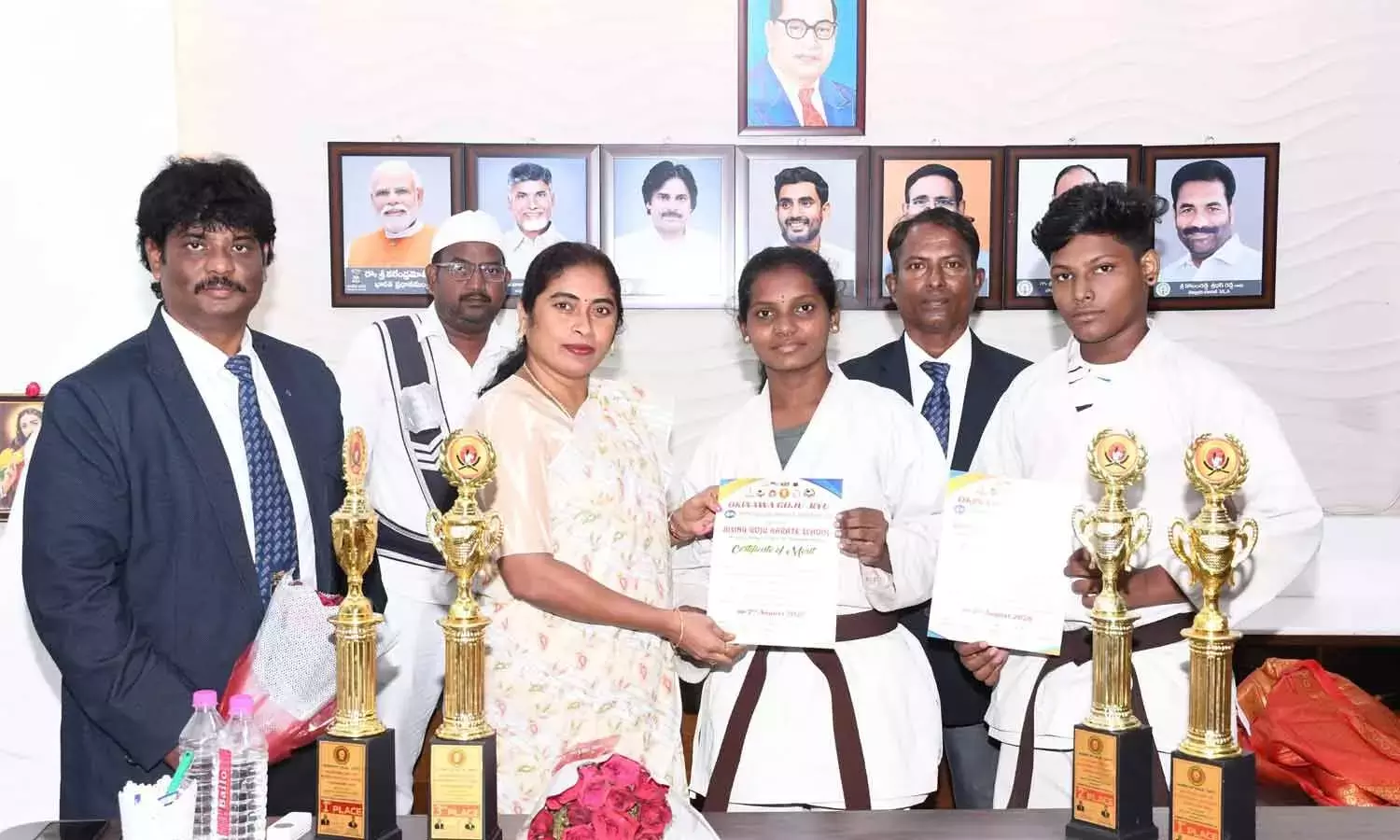 Andhra: मेयर ने कराटे स्वर्ण पदक विजेताओं को सम्मानित किया Andhra: मेयर ने कराटे स्वर्ण पदक विजेताओं को सम्मानित किया