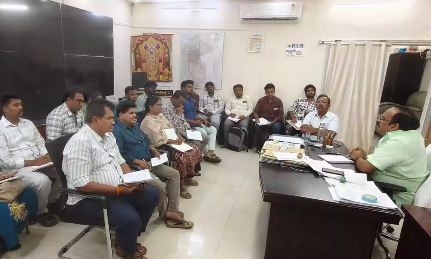 Andhra: आयुक्त ने की निकाय कार्यों की समीक्षा, समय पर पूरा करने का निर्देश Andhra: आयुक्त ने की निकाय कार्यों की समीक्षा, समय पर पूरा करने का निर्देश