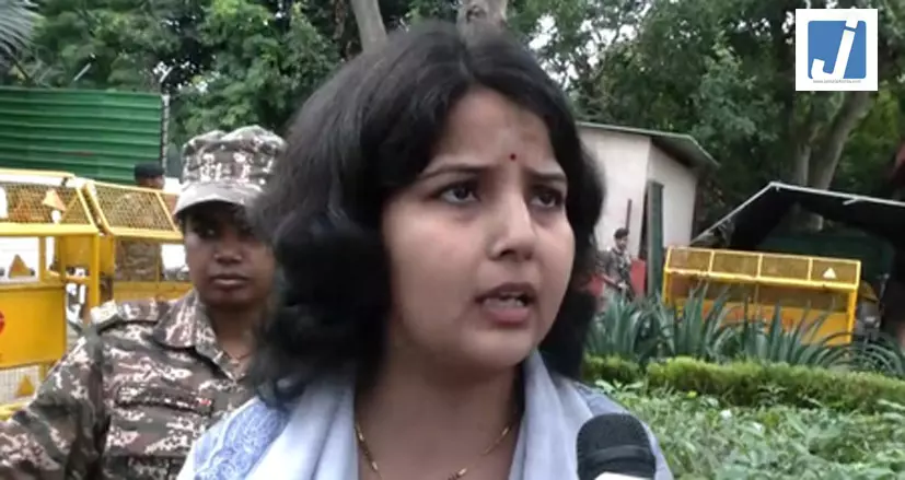 राहुल गांधी के आवास के बाहर महिला का विरोध प्रदर्शन, बोली- टिकट के बदले पैसे मांगे, हमें बेवकूफ बनाया राहुल गांधी के आवास के बाहर महिला का विरोध प्रदर्शन, बोली- टिकट के बदले पैसे मांगे, हमें बेवकूफ बनाया