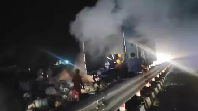 बालासोर में पार्सल कंटेनर ट्रक में लगी आग बालासोर में पार्सल कंटेनर ट्रक में लगी आग