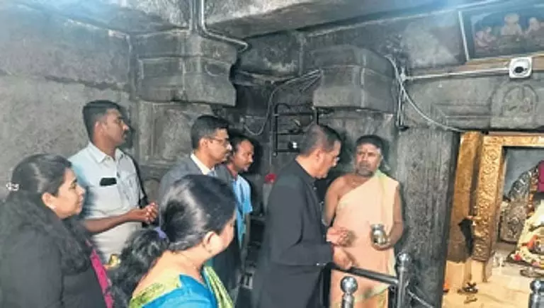 हम्पी में अवैध होमस्टे पर शिकंजा, 54 अफसरों को लोकायुक्त नोटिस हम्पी में अवैध होमस्टे पर शिकंजा, 54 अफसरों को लोकायुक्त नोटिस