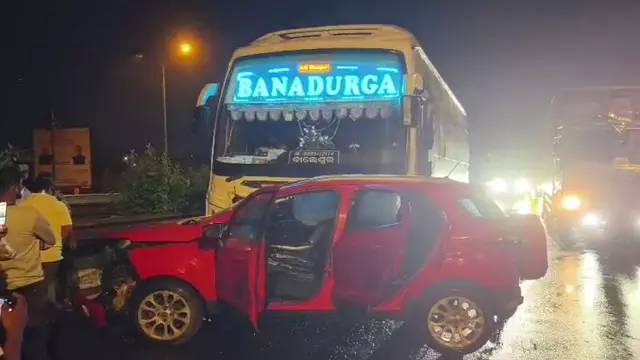 NH-16 पर गेलपुर चौक के पास बस ने कार को टक्कर मारी, बड़ा हादसा टला NH-16 पर गेलपुर चौक के पास बस ने कार को टक्कर मारी, बड़ा हादसा टला