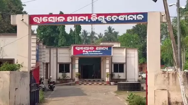 सब्जी से लदी पिकअप वैन ढेंकनाल के पास पलटी, ड्राइवर भाग निकला सब्जी से लदी पिकअप वैन ढेंकनाल के पास पलटी, ड्राइवर भाग निकला