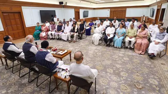 संसदीय गतिरोध के बीच नए सांसदों से मिले पीएम मोदी संसदीय गतिरोध के बीच नए सांसदों से मिले पीएम मोदी