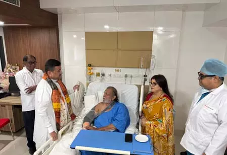 मिथुन चक्रवर्ती का हुआ ऑपरेशन, सुवेंदु अधिकारी ने अस्पताल पहुंचकर जाना हाल मिथुन चक्रवर्ती का हुआ ऑपरेशन, सुवेंदु अधिकारी ने अस्पताल पहुंचकर जाना हाल