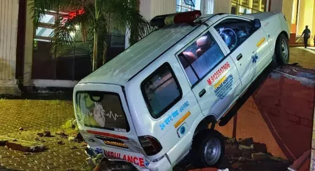 बड़ा हादसा टला, मरीज छोड़कर लौट रही एंबुलेंस रेलिंग तोड़कर नीचे गिरी बड़ा हादसा टला, मरीज छोड़कर लौट रही एंबुलेंस रेलिंग तोड़कर नीचे गिरी