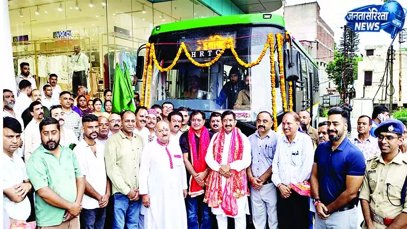 ऊना की सडक़ों पर दौड़ीं 50 इलेक्ट्रिक बसें ऊना की सडक़ों पर दौड़ीं 50 इलेक्ट्रिक बसें