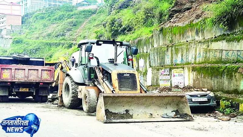 ठियोग में पहाड़ी से गिरे पत्थर-मलबे की चपेट में आई कार ठियोग में पहाड़ी से गिरे पत्थर-मलबे की चपेट में आई कार