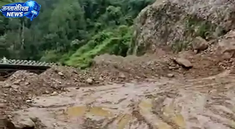 जिला में बारिश का कहर, 43 सडक़ों पर यातायात ठप जिला में बारिश का कहर, 43 सडक़ों पर यातायात ठप
