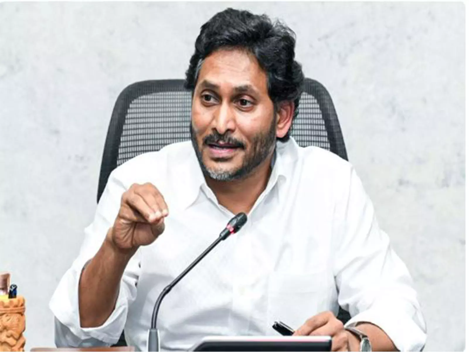 आंध्र के आदिवासी स्कूल मामले पर YSRCP का हमला, शिक्षा व्यवस्था पर उठाए सवाल आंध्र के आदिवासी स्कूल मामले पर YSRCP का हमला, शिक्षा व्यवस्था पर उठाए सवाल
