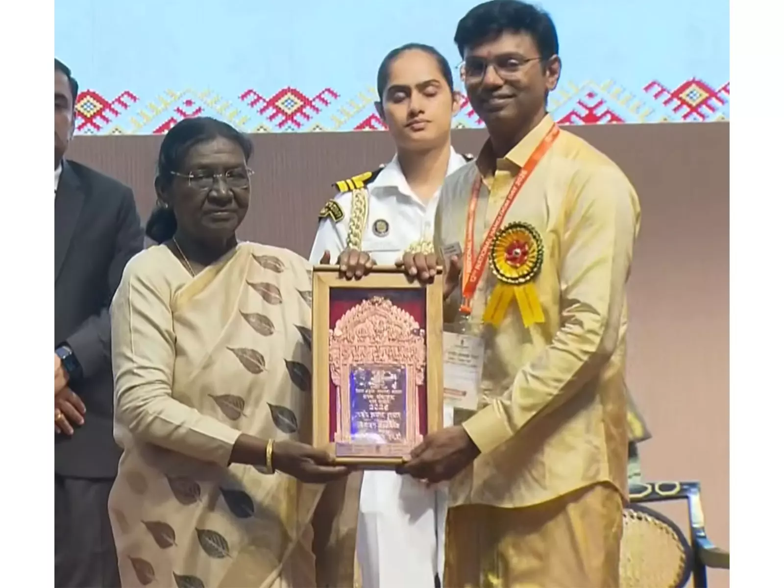 राष्ट्रीय हथकरघा दिवस पर राष्ट्रपति ने 22 शिल्पकारों को किया सम्मानित राष्ट्रीय हथकरघा दिवस पर राष्ट्रपति ने 22 शिल्पकारों को किया सम्मानित