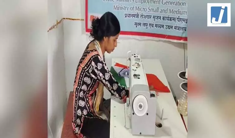 कानपुर देहात: महिलाओं के हाथों तैयार हो रहा तिरंगा, हर घर तिरंगा अभियान को मिल रही नई रफ्तार कानपुर देहात: महिलाओं के हाथों तैयार हो रहा तिरंगा, हर घर तिरंगा अभियान को मिल रही नई रफ्तार
