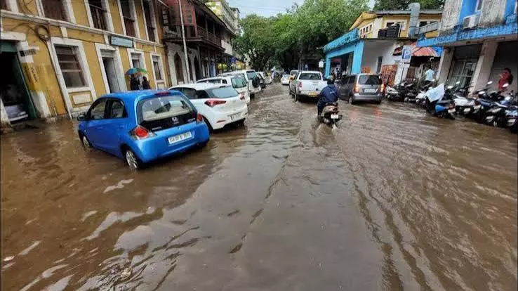 Panaji : तमाम बदलाव बेअसर, जलभराव से फिर थमी रफ्तार Panaji : तमाम बदलाव बेअसर, जलभराव से फिर थमी रफ्तार