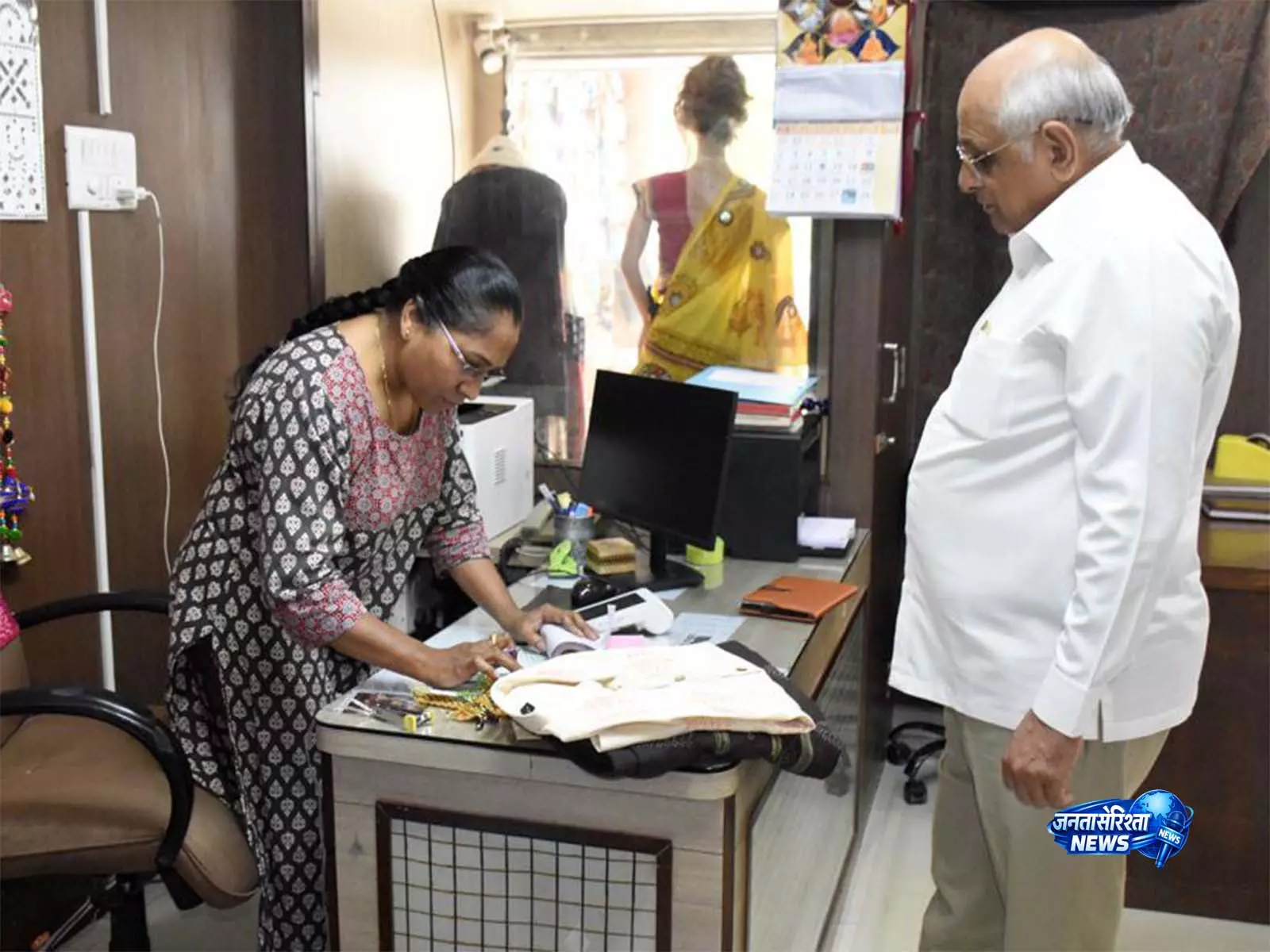 राष्ट्रीय हथकरघा दिवस पर भूपेंद्र पटेल ने खरीदे हैंडलूम उत्पाद, वोकल फॉर लोकल को बढ़ावा राष्ट्रीय हथकरघा दिवस पर भूपेंद्र पटेल ने खरीदे हैंडलूम उत्पाद, वोकल फॉर लोकल को बढ़ावा
