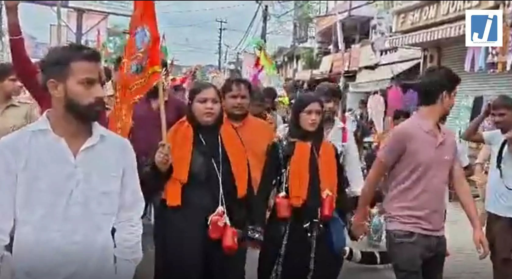 अनूठा दृश्य...बुर्के में कांवड़ यात्रा पर निकलीं तमन्ना मलिक अनूठा दृश्य...बुर्के में कांवड़ यात्रा पर निकलीं तमन्ना मलिक
