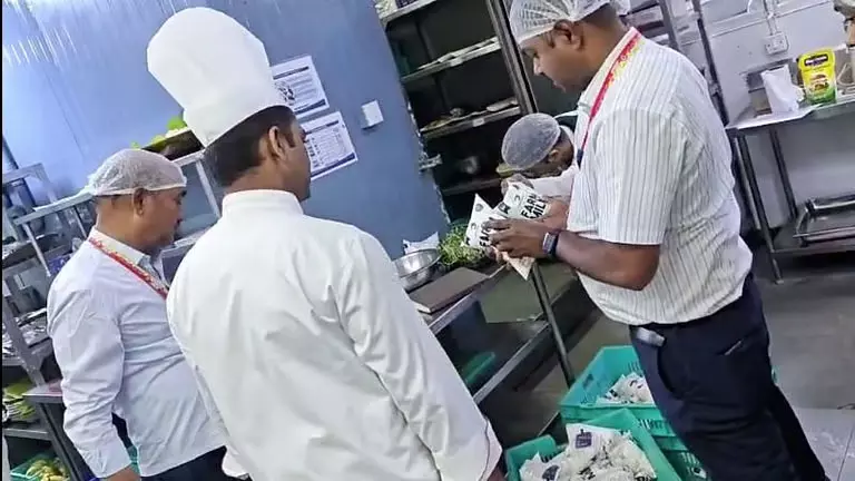 कर्नाटक में खाद्य सुरक्षा जांच, 30 टीमें मैदान में कर्नाटक में खाद्य सुरक्षा जांच, 30 टीमें मैदान में