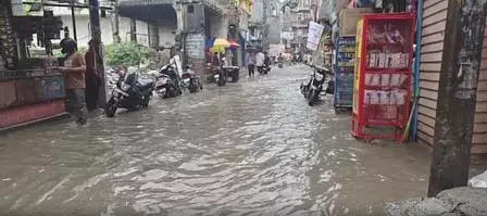 दिल्ली-एनसीआर में मूसलाधार बारिश से जलभराव, कई इलाकों में ट्रैफिक जाम; रेड अलर्ट जारी दिल्ली-एनसीआर में मूसलाधार बारिश से जलभराव, कई इलाकों में ट्रैफिक जाम; रेड अलर्ट जारी