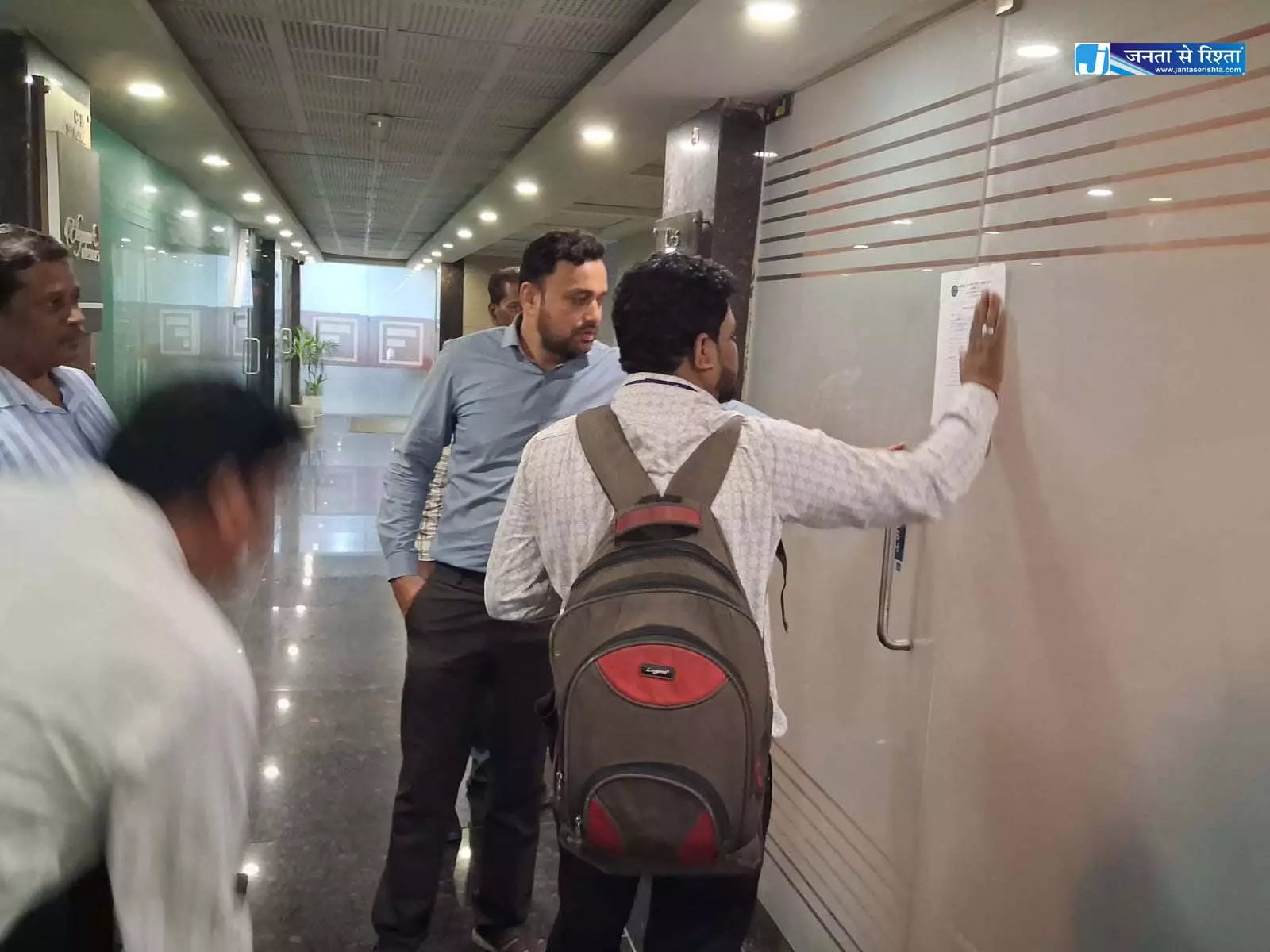 करों की अदायगी नहीं करने वालों पर सीलबंदी की कार्रवाई करों की अदायगी नहीं करने वालों पर सीलबंदी की कार्रवाई