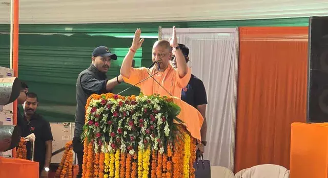 योगी ने स्वदेशी मंत्र को किया याद, कारीगरों की सराहना योगी ने स्वदेशी मंत्र को किया याद, कारीगरों की सराहना