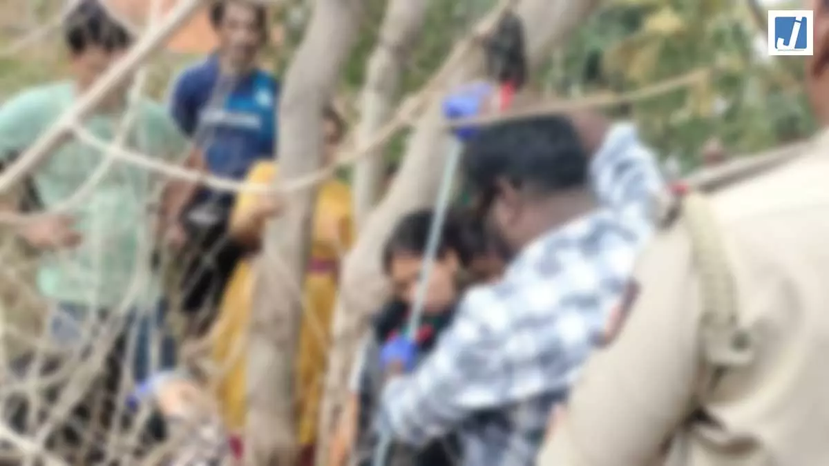 परिवार की ओर से रिश्ते का विरोध किए जाने के बाद युवतियों ने की आत्महत्या परिवार की ओर से रिश्ते का विरोध किए जाने के बाद युवतियों ने की आत्महत्या