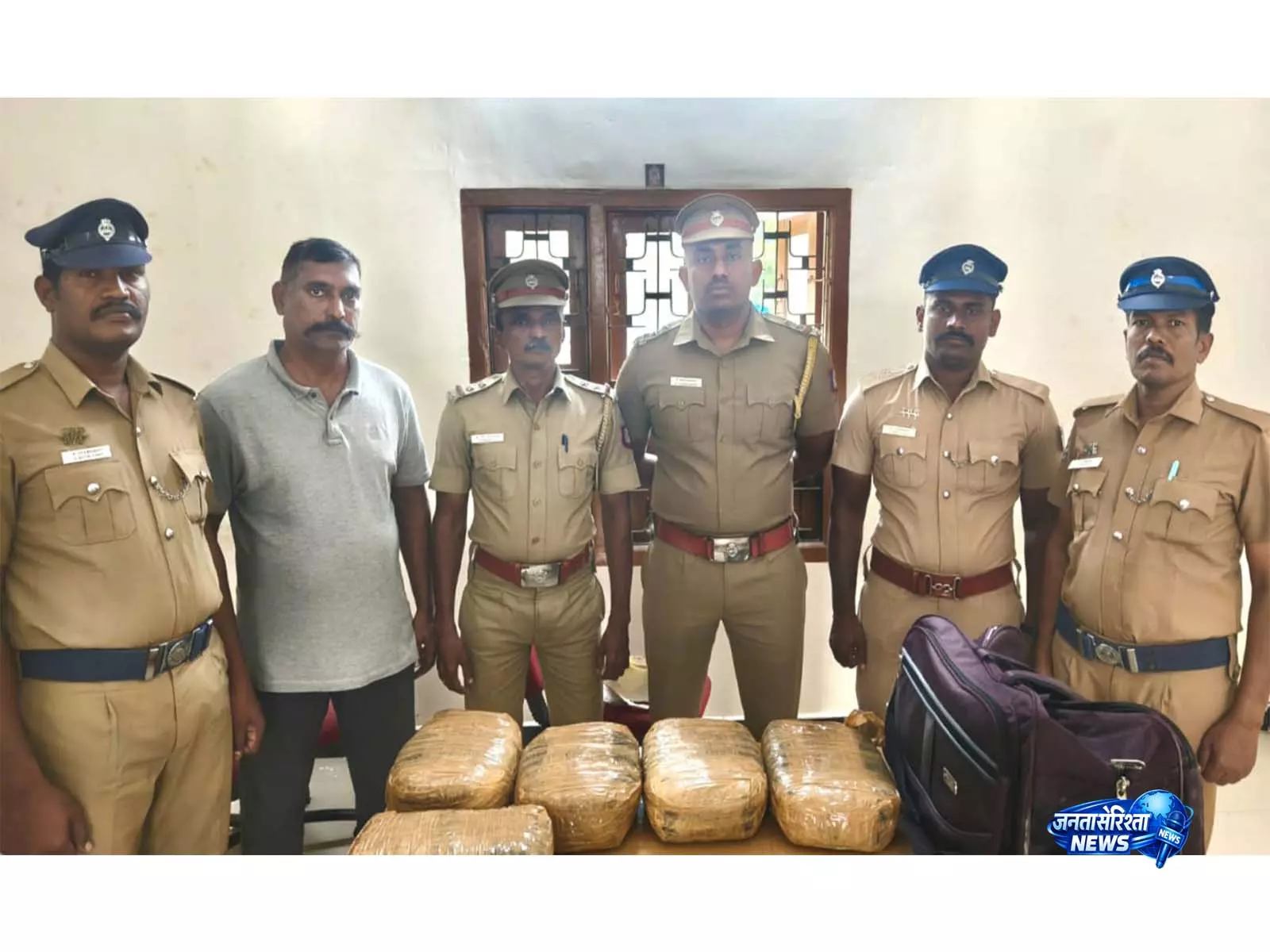 Sri Lanka भेजी जा रही 290 किलो गांजा खेप जब्त, 2 गिरफ्तार Sri Lanka भेजी जा रही 290 किलो गांजा खेप जब्त, 2 गिरफ्तार