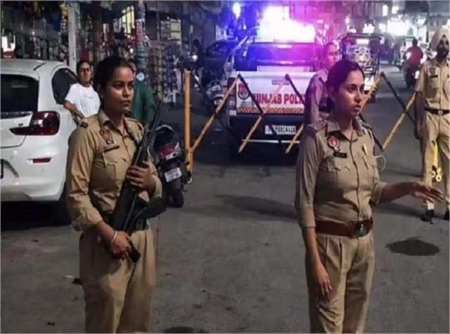 बढ़ी सुरक्षा! चप्पे-चप्पे पर लगे नाके, महिला पुलिस कर्मचारी की तैनाती बढ़ी सुरक्षा! चप्पे-चप्पे पर लगे नाके, महिला पुलिस कर्मचारी की तैनाती