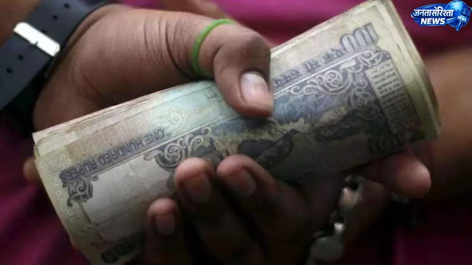 मुआवजा दिलाने के लिए 4 हज़ार की दी रिश्वत, क्लर्क गिरफ्तार मुआवजा दिलाने के लिए 4 हज़ार की दी रिश्वत, क्लर्क गिरफ्तार